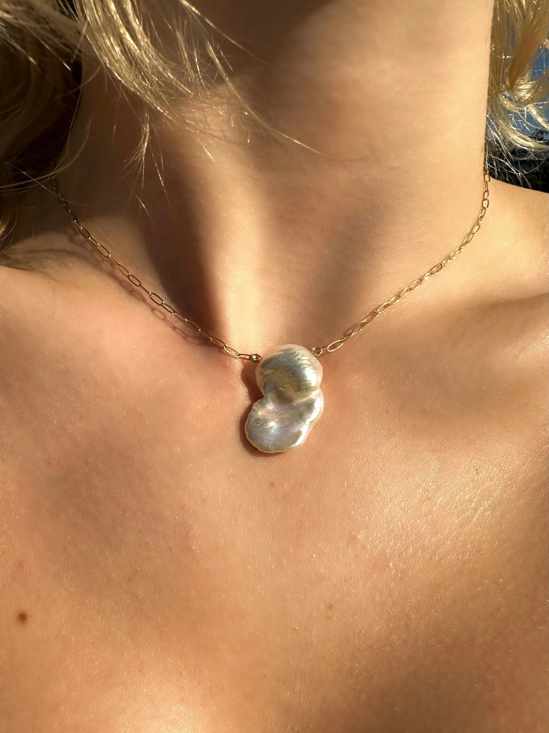 Thalassa baroque pearl necklace, baroque pearl necklace, full-view on model