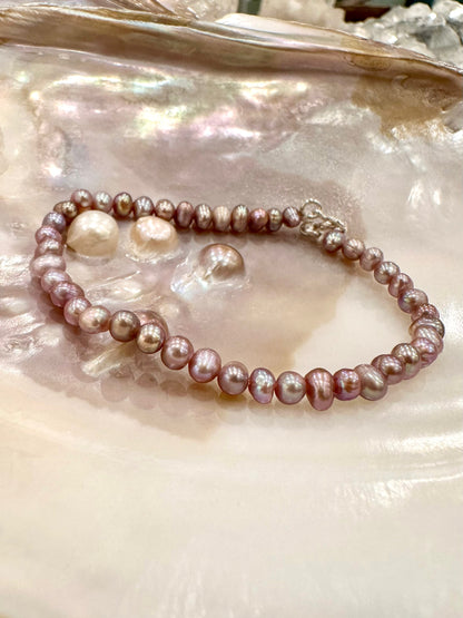 freshwater pearl bracelet, freshwater pearl bracelet, lilac pearl bracelet in silver on shell close-up