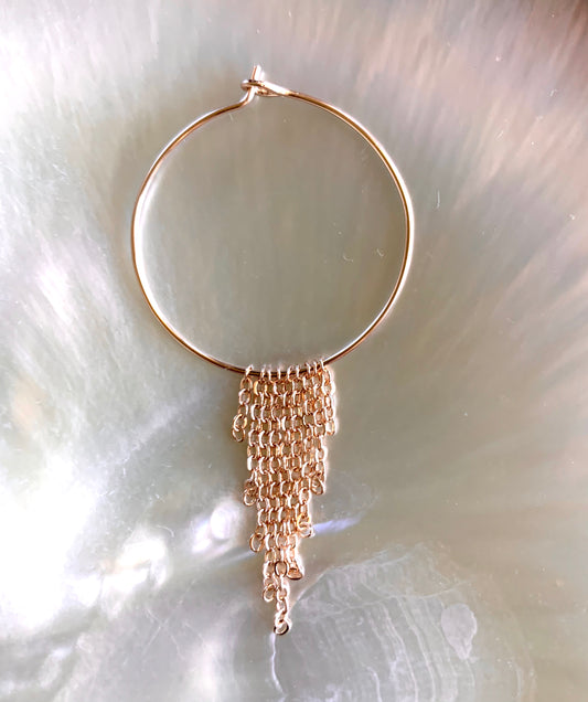 Anneliese hoop earrings, hoop and chain earrings, hoop earrings in gold on shell close-up